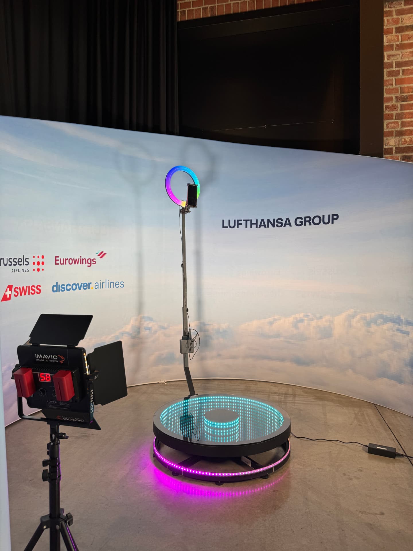360° Video Booth mit gebrandeter Backdrop bei einem Firmenevent der Lufthansa Group