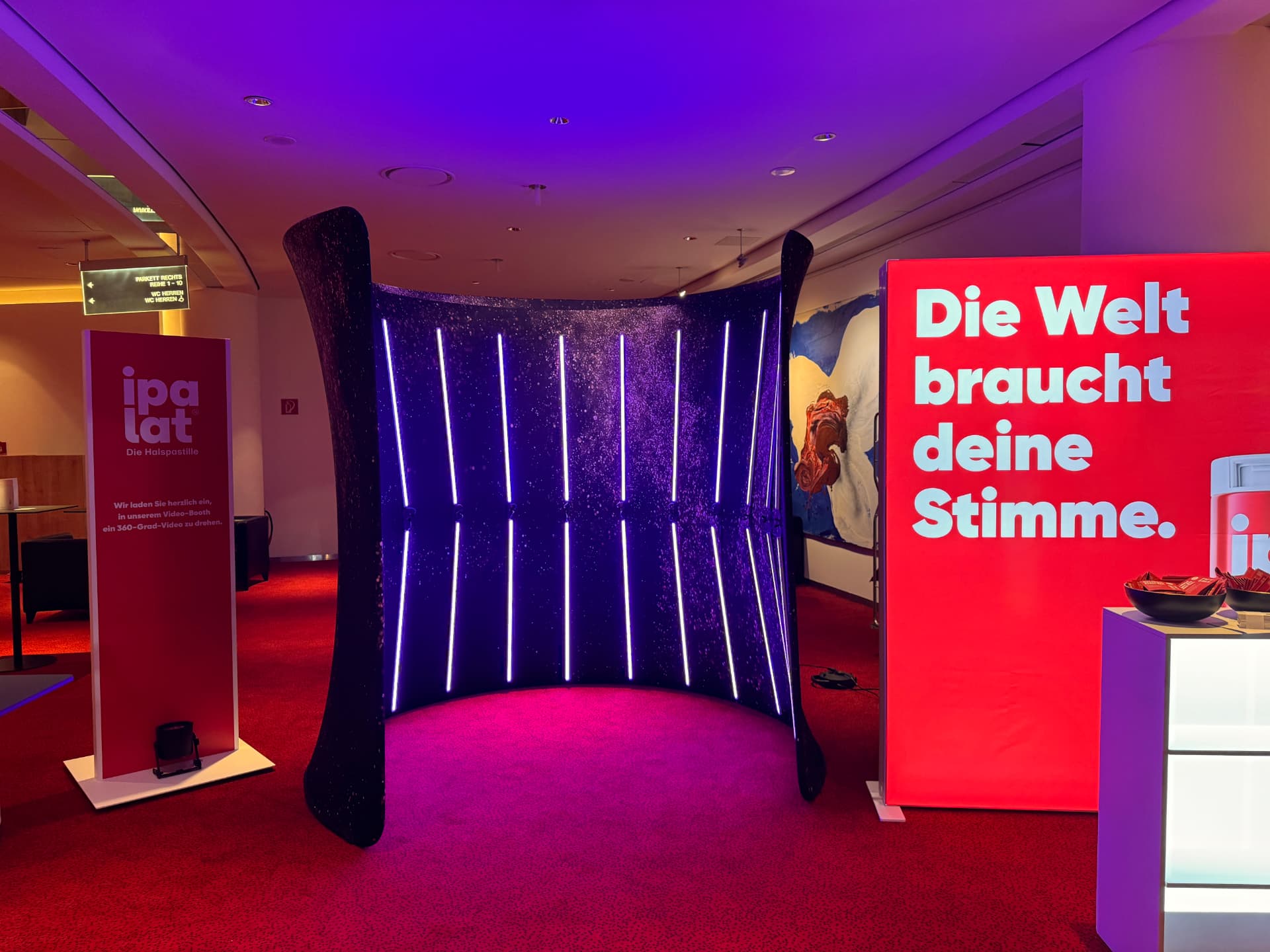 Beleuchtete LED-Wand des 360° Video Booth auf einem Markenevent