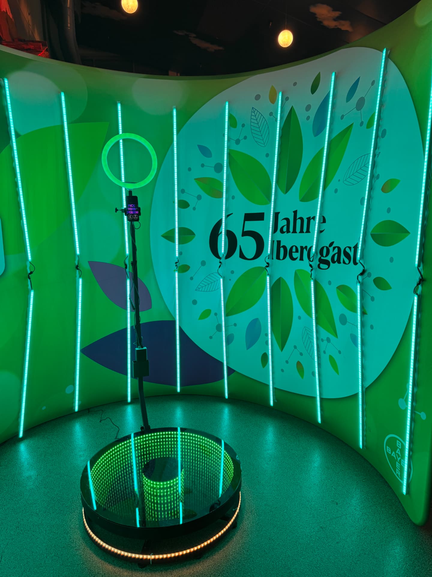 360° Drehteller mit LED-Beleuchtung vor gebrandeter Event-Wand