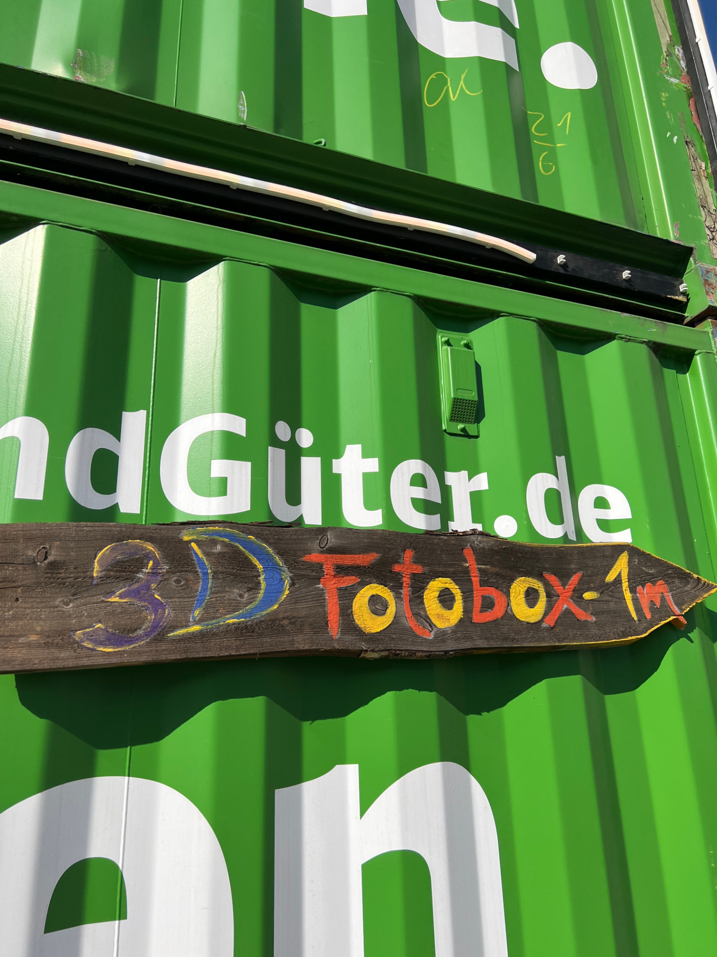 Handgemaltes Wegweiser-Schild zur Fotobox auf einem Outdoor-Event