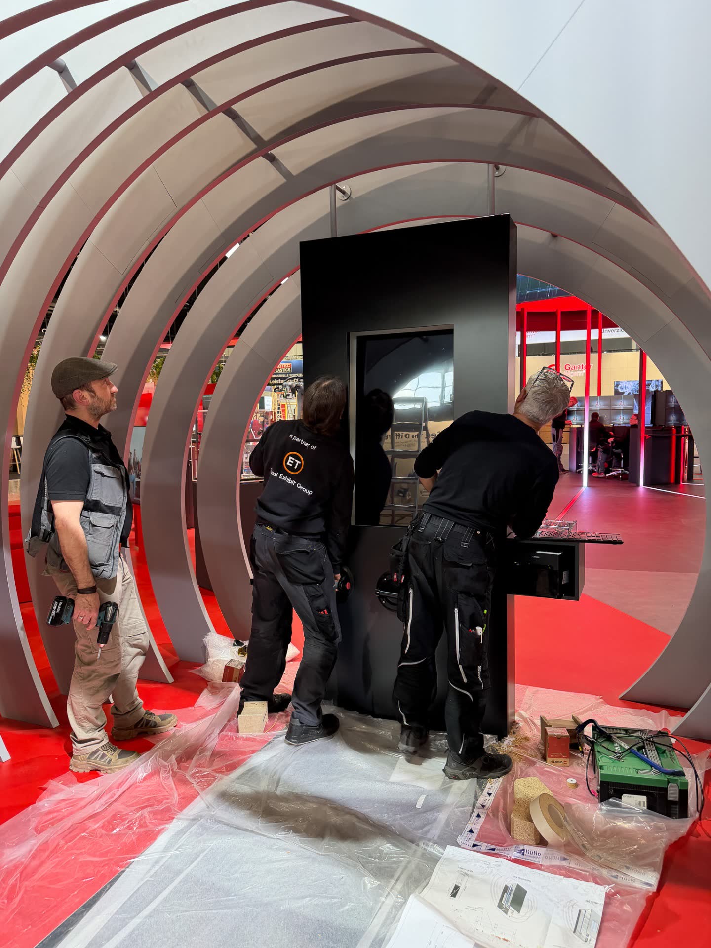 Aufbau & Technik-Integration vor Messeöffnung – KI-Booth, Drucker und Display in den Stand eingelassen.