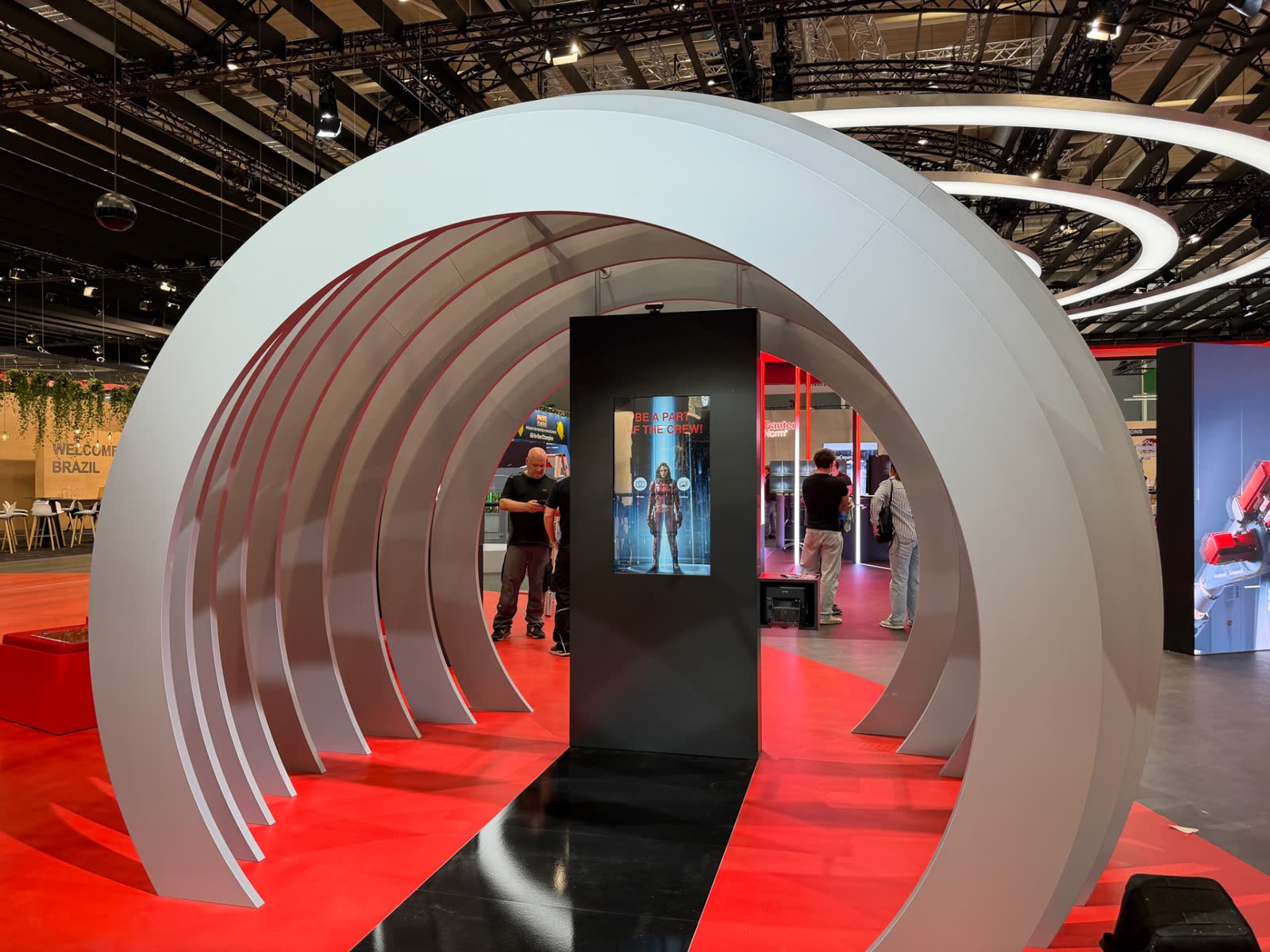 Der SEW-Tunnelportal-Stand auf der Hannover Messe 2026 – die KI-Fotobox als zentrales Erlebnis im Inneren des Bogens.